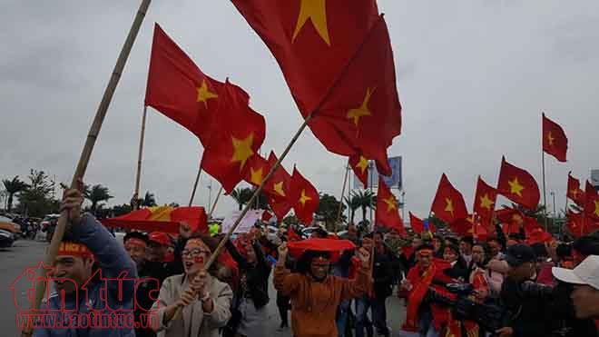 Không khí náo nhiệt đón đội tuyển U23 Việt Nam tại sân bay Nội Bài, Hà Nội ảnh 5